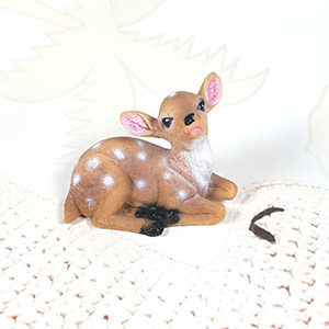 室內(nèi)家居擺件梅花鹿汽車(chē)內(nèi)飾家居客廳桌面裝飾樹(shù)脂工藝動(dòng)物造型