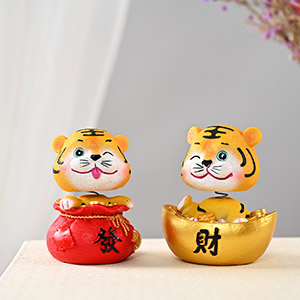 樹(shù)脂工藝品心有萌虎搖頭虎汽車(chē)擺件生肖虎年卡通禮品